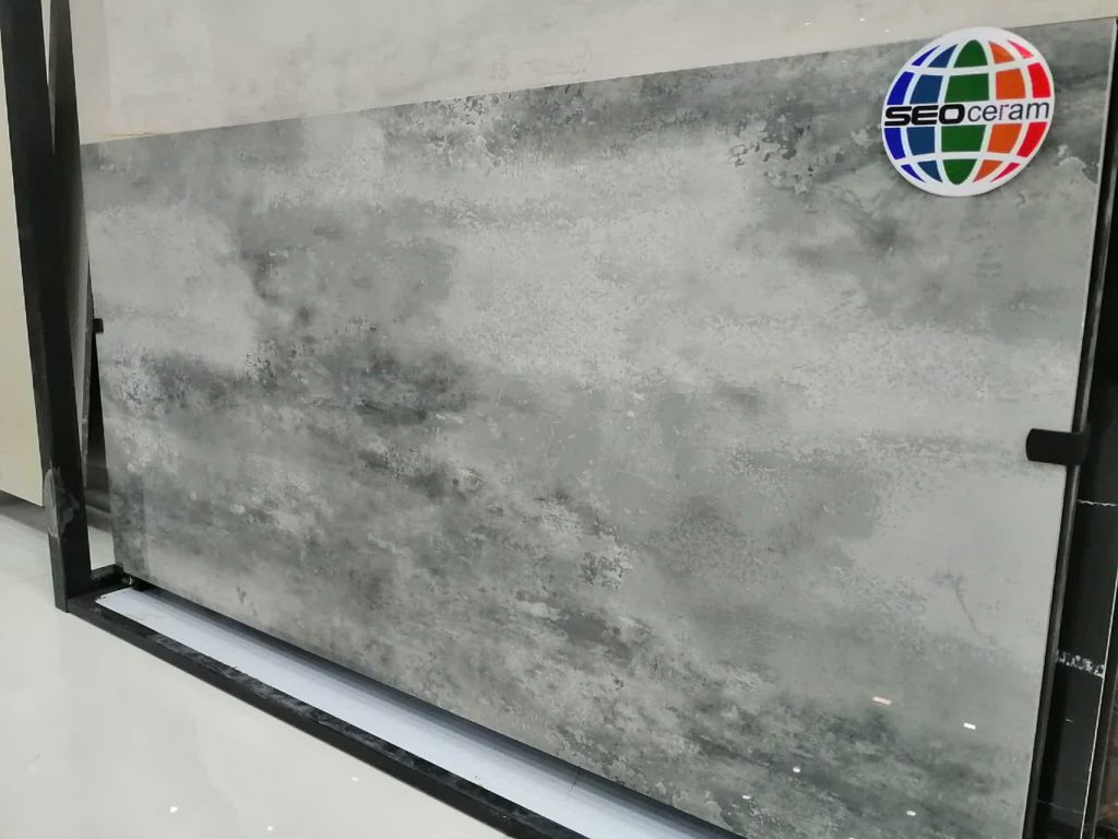 طرح زیبای کاشی بین کابینتی جدید طرح لیون طوسی تکسرام اصفهان دارای خاصیت آب گریزی، ضد لک، ضد خش، ضد حرارت می باشد. این طرح به فضای مابین کابینت های بالا و پایین شما جذابیت خاصی می دهد.