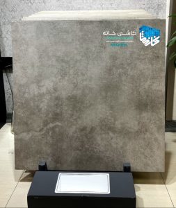 سرامیک پرسلان نارسیس طوسی کاشی روناس سمنان در سایز  60*60 از محصولات کارخانه کاشی روناس سمنان می باشد که با جنس بدنه پرسلان و ضخامت 11 میلی متر و لعاب مات تولید شده است. این محصول به سبب جذب آب پایین و مقاومت بالایی که دارد برای کف ساختمان کاربرد دارد.