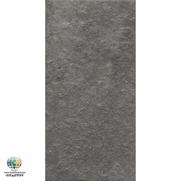 سرامیک پرسلان مات کایا طوسی تیره برجسته کاشی الوند تولید شده در سایز 120×60 با لعاب مات ابریشمی و ضخامت 12 میلیمتر یکی از طرح های زیبای کاشی های تولیدی شرکت کاشی الوند می باشد. این محصول از جنس پرسلان با بالاترین دوام در شرایط سخت و کمترین میزان جذب آب ممکن می باشد.