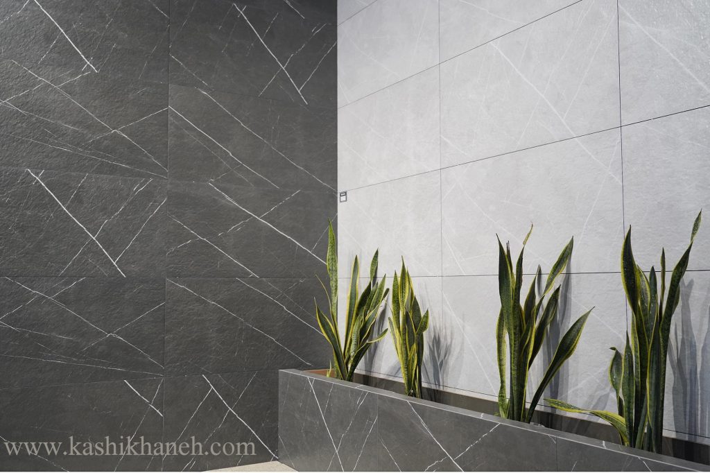 کاشی‌های مات از محبوب‌ترین انتخاب‌ها در سال‌های اخیر هستند. این کاشی‌ها به دلیل ظاهر شیک و مدرن، جلوه‌ای طبیعی و آرامش‌بخش به سرویس بهداشتی می‌بخشند. سطح بدون انعکاس نور باعث می‌شود فضا یکدست و لوکس به نظر برسد. کاشی‌های مات در رنگ‌های طوسی، سفید، نسکافه‌ای و طرح‌های مینیمال بیشتر مورد استفاده قرار می‌گیرند و برای سرویس‌های کوچک و بزرگ مناسب‌اند. در زمان استفاده از کاشی‌های مات، لغزندگی کمتر یکی از مهم‌ترین مزیت‌هاست. همین موضوع باعث می‌شود این نوع کاشی برای کف سرویس‌های بهداشتی بسیار ایده آل باشد. البته باید توجه داشت که به دلیل بافت سطح، برخی مدل‌های مات ممکن است کمی سخت‌تر تمیز شوند. بنابراین می توان از کاشی های مات به عنوان جدیدترین مدل کاشی سرامیک سرویس بهداشتی نام برد.