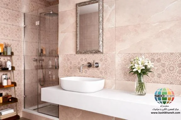سرامیک مدیسا کرم کاشی پرسپولیس در طراحی داخلی فضاهای مدرن، رنگ کرم همواره نماد آرامش، گرما و وسعت بخشیدن به محیط است. سرامیک مدیسا کرم کاشی پرسپولیس با ابعاد استاندارد 30×90 سانتیمتر، یکی از باکیفیتترین تولیدات بدنه خاک سفید این کارخانه محسوب میشود. مدیسا کرم کاشی پرسپولیس با داشتن دو طرح متفاوت ساده (با رگههای ملایم سنگی) و دکوراتیو (با نقوش هندسی خیرهکننده)، دست طراحان را برای خلق دیوارهایی با هویت مستقل باز میگذارد و به دلیل لعاب مات و مخملی خود، فضایی بسیار لوکس و در عین حال مینیمال را در خانه شما پدید میآورد. سایز 30×90 سرامیک مدیسا کرم کاشی پرسپولیس دارای لعاب مات با ضخامت 10 میل یکی از استانداردترین و زیباترین ابعاد برای کاشی بدنه است،بهخصوص که جنس آن خاکسفید (White Body) است که کیفیتی به مراتب بالاتر از کاشیهای معمولی دارد. مدیسا کرم کاشی پرسپولیس،برای اجرا در بدنه حمام،سرویس بهداشتی و مستر به کار می رود وانتخاب ویژه ای برای طرفداران سبک های مجلل و کلاسیک و نئوکلاسیک می باشد. برای خرید این محصول با قیمت بسیار عالی با واحد فروش بازرگانی کاشی و سرامیک سئوسرام (نمایندگی کاشی پرسپولیس در اصفهان) 09138822264 تماس حاصل نمایید.