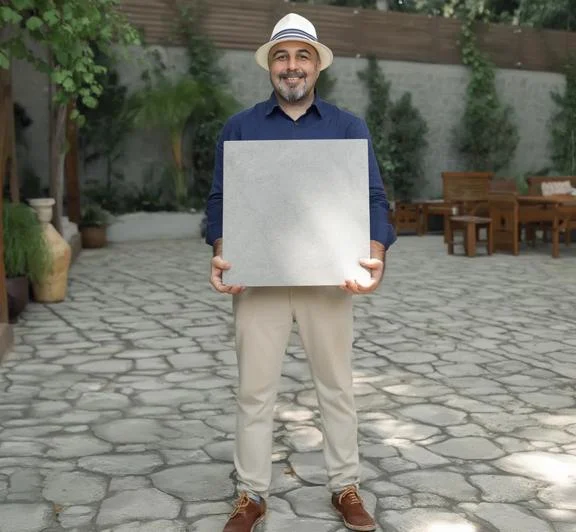 کاشی برای حیاط چی بخرم؟ اگر در حال ساخت یا بازسازی خانه هستید، احتمالاً این سؤال برایتان پیش آمده که کاشی برای حیاط چی بخرم. انتخاب اشتباه در این بخش میتواند خیلی زود باعث لیز خوردن، ترک خوردن یا خراب شدن کف حیاط شود. برخلاف کف داخل ساختمان، سرامیک حیاط دائماً در معرض آفتاب، باران، یخزدگی و رفتوآمد زیاد قرار دارد. به همین دلیل باید محصولی انتخاب شود که مخصوص فضای باز طراحی شده باشد. در این راهنمای کامل، دقیق و خودمونی اما حرفهای، به شما میگوییم چه کاشی برای حیاط مناسب است و موقع خرید باید به چه نکاتی توجه کنید.