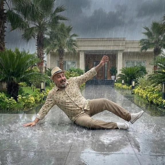 کاشی برای حیاط چی بخرم؟ اگر در حال ساخت یا بازسازی خانه هستید، احتمالاً این سؤال برایتان پیش آمده که کاشی برای حیاط چی بخرم. انتخاب اشتباه در این بخش میتواند خیلی زود باعث لیز خوردن، ترک خوردن یا خراب شدن کف حیاط شود. برخلاف کف داخل ساختمان، سرامیک حیاط دائماً در معرض آفتاب، باران، یخزدگی و رفتوآمد زیاد قرار دارد. به همین دلیل باید محصولی انتخاب شود که مخصوص فضای باز طراحی شده باشد. در این راهنمای کامل، دقیق و خودمونی اما حرفهای، به شما میگوییم چه کاشی برای حیاط مناسب است و موقع خرید باید به چه نکاتی توجه کنید.