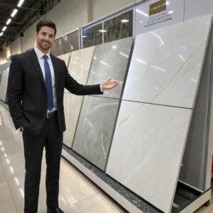 انواع لعاب سرامیک‌ها +بررسی 8 تفاوت مهم وقتی صحبت از خرید سرامیک می‌شود، بیشتر افراد فقط به رنگ و طرح توجه می‌کنند؛ در حالی که لعاب سرامیک یکی از مهم‌ترین عوامل تعیین‌کننده کیفیت، دوام و کاربرد آن است. انتخاب اشتباه لعاب می‌تواند باعث لیز شدن فضا، لک‌پذیری بالا یا حتی کاهش عمر سرامیک شود. در این مقاله، به زبان ساده و کاربردی، انواع لعاب سرامیک‌ها را بررسی می‌کنیم و در ادامه، 8 تفاوت مهم آن‌ها را توضیح می‌دهیم تا بتوانید دقیقاً متناسب با نیازتان انتخاب کنید.