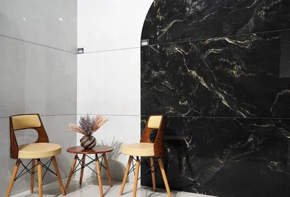 سرامیک پرسلان آژاکس مشکی کاشی ایفاسرام در سایز 160×80 دارای لعاب نانوپولیش با سطح تخت با پس زمینه رنگ مشکی و طرح سنگ طبیعی و خاص تولید شده است. جنس بدنه آژاکس مشکی کاشی ایفاسرام، پرسلان با جذب آب زیر 0.5 درصد و ضخامت 13 میلی متر می باشد. به منظور خریدسرامیک پرسلان آژاکس مشکی کاشی ایفاسرام از نمایندگی کاشی ایفاسرام در اصفهان با شماره 09138822264 تماس حاصل نمایید. آژاکس مشکی کاشی ایفاسرام مدل طرح سنگ مشکی با ابعاد بزرگ یکی از جدیدترین و خاصترین تولیدات این برند معتبر ایرانی است. سرامیک پرسلان آژاکس مشکی کاشی ایفاسرام با الهام از بافت سنگهای طبیعی تیره، جلوهای لوکس و مدرن به فضاهای داخلی میبخشد.