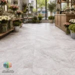  سرامیک سهند طوسی تیره مات کاشی آسیا 60×60 انتخاب سرامیک مناسب برای کف و دیوار ساختمان یکی از مهم‌ترین تصمیمات در طراحی داخلی محسوب می‌شود. در میان انواع محصولات موجود در بازار، سرامیک سهند طوسی تیره مات کاشی آسیا به دلیل ظاهر مدرن، رنگ خنثی و کیفیت ساخت مناسب، جایگاه ویژه‌ای در میان طراحان داخلی و خریداران پیدا کرده است. سرامیک سهند طوسی تیره مات کاشی آسیا در ابعاد 60×60 سانتی‌متر تولید شده و با الهام از بافت سنگ طبیعی طراحی شده است. ترکیب طیف‌های مختلف طوسی روشن و تیره در سطح سرامیک، جلوه‌ای طبیعی و چشم‌نواز ایجاد می‌کند که با بسیاری از سبک‌های دکوراسیون هماهنگ می‌شود.