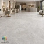 سرامیک سورنا طوسی تیره مات کاشی آسیا 60×60 در طراحی داخلی مدرن، انتخاب متریال مناسب نقش مهمی در زیبایی، دوام و ارزش نهایی فضا دارد. یکی از محصولاتی که در سال‌های اخیر مورد توجه طراحان و سازندگان قرار گرفته، سرامیک سورنا طوسی تیره مات کاشی آسیا است. این محصول با طراحی الهام گرفته از سنگ‌های طبیعی، رنگ طوسی تیره و سطح مات، توانسته جایگاه ویژه‌ای در پروژه‌های مسکونی، اداری و تجاری پیدا کند. سرامیک سورنا طوسی تیره مات کاشی آسیا دارای بافتی مشابه سنگ‌های طبیعی لوکس است. رگه‌های ظریف و خطوط نامنظم روی سطح، حس اصالت و طبیعی بودن را به فضا منتقل می‌کنند. همین ویژگی باعث شده سرامیک سورنا طوسی تیره مات کاشی آسیا گزینه‌ای محبوب برای فضاهای مدرن و مینیمال باشد. ابعاد 60×60 سانتی‌متری این سرامیک نیز موجب ایجاد هماهنگی بیشتر در محیط شده و تعداد بندهای میان قطعات را کاهش می‌دهد. نتیجه این موضوع، سطحی یکپارچه‌تر و زیباتر خواهد بود.