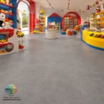 سرامیک آیهان طوسی تیره مات کاشی آسیا؛ انتخابی لوکس برای فضاهای مدرن در طراحی داخلی مدرن، انتخاب کفپوش مناسب نقش بسیار مهمی در زیبایی و هویت فضا دارد. امروزه سرامیکهایی با رنگهای خنثی و الهامگرفته از بافت سنگ طبیعی، محبوبیت زیادی در میان طراحان داخلی و معماران پیدا کردهاند. در این میان، سرامیک آیهان طوسی تیره مات کاشی آسیا به دلیل رنگ خاص، بافت طبیعی و کیفیت ظاهری بالا، به یکی از گزینههای پرطرفدار برای ساختمانهای مسکونی و تجاری تبدیل شده است. با توجه به ظاهر محصول، زمینه طوسی تیره همراه با رگههای ظریف روشن و قهوهای ملایم، جلوهای شبیه سنگ طبیعی ایجاد کرده است. این طراحی باعث میشود محیط حس استحکام، لوکس بودن و آرامش بصری را به مخاطب منتقل کند.