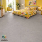 سرامیک آیهان طوسی روشن مات کاشی آسیا؛ ترکیب زیبایی و کارایی در طراحی مدرن انتخاب کفپوش مناسب یکی از مهمترین تصمیمات در طراحی داخلی ساختمان است. رنگ، بافت، ابعاد و کیفیت سرامیک میتواند تاثیر مستقیمی بر زیبایی و کارایی فضا داشته باشد. در میان محصولات جدید بازار، سرامیک آیهان طوسی روشن مات کاشی آسیا به دلیل طراحی جذاب، رنگ خنثی و هماهنگی با سبکهای مدرن، مورد توجه بسیاری از طراحان داخلی و مصرفکنندگان قرار گرفته است. این محصول با ابعاد استاندارد 60×60 سانتیمتر و ظاهری شبیه به سنگ طبیعی، میتواند فضایی آرام، روشن و دلنشین ایجاد کند. رنگ طوسی روشن آن علاوه بر افزایش حس وسعت در محیط، بهراحتی با انواع رنگهای دکوراسیون هماهنگ میشود.