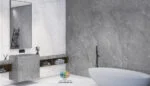 سرامیک اسلب پرسلان سلتا طوسی تیره پولیش کاشی پرسپولیس معرفی سرامیک اسلب پرسلان سلتا طوسی تیره پولیش کاشی پرسپولیس سرامیک اسلب پرسلان سلتا طوسی تیره پولیش کاشی پرسپولیس یکی از محصولات مدرن و پرطرفدار در صنعت پوشش‌های ساختمانی محسوب می‌شود که با الهام از بافت سنگ‌های طبیعی طراحی شده است. رنگ طوسی تیره در کنار رگه‌های ظریف و طبیعی موجود در سطح این سرامیک، جلوه‌ای لوکس و حرفه‌ای ایجاد می‌کند که می‌تواند به‌راحتی با سبک‌های مختلف معماری داخلی و خارجی هماهنگ شود. امروزه طراحان داخلی و معماران به دنبال متریال‌هایی هستند که علاوه بر زیبایی ظاهری، از دوام و کیفیت بالایی نیز برخوردار باشند و این محصول دقیقاً همین ویژگی‌ها را در اختیار مصرف‌کنندگان قرار می‌دهد. ابعاد بزرگ 120×280 سانتی‌متری این سرامیک باعث می‌شود تعداد بندها در سطح اجرا کاهش یابد و فضای مورد نظر یکپارچه‌تر و مدرن‌تر دیده شود. این ویژگی به‌ویژه در فضاهای بزرگ مانند لابی ساختمان‌ها، سالن‌های پذیرایی، مراکز تجاری و پروژه‌های لوکس اهمیت فراوانی دارد. همچنین سطح پولیش شده این سرامیک باعث انعکاس مناسب نور شده و در نتیجه محیط روشن‌تر، جذاب‌تر و بزرگ‌تر به نظر می‌رسد.