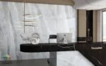 سرامیک اسلب پرسلان لوانته طوسی روشن پولیش کاشی پرسپولیس معرفی سرامیک اسلب پرسلان لوانته طوسی روشن پولیش کاشی پرسپولیس سرامیک اسلب پرسلان لوانته طوسی روشن پولیش کاشی پرسپولیس یکی از محصولات ممتاز و پرطرفدار در گروه اسلبهای روشن و لوکس به شمار میآید. طراحی این محصول از سنگهای طبیعی روشن الهام گرفته شده و ترکیبی از طیفهای مختلف طوسی، نقرهای و سفید را در قالب رگههایی طبیعی و چشمنواز ارائه میدهد. این ویژگی باعث شده است که سرامیک اسلب پرسلان لوانته طوسی روشن پولیش کاشی پرسپولیس علاوه بر زیبایی بصری، حس طبیعی بودن و اصالت سنگ را نیز به محیط منتقل کند. امروزه معماران و طراحان داخلی به دنبال متریالهایی هستند که علاوه بر زیبایی، بتوانند فضای داخلی را بزرگتر، روشنتر و مدرنتر نشان دهند. سرامیک اسلب پرسلان لوانته طوسی روشن پولیش کاشی پرسپولیس دقیقاً با همین هدف طراحی شده است. رنگ روشن و سطح براق آن نور محیط را منعکس کرده و باعث میشود فضا دلبازتر و لوکستر به نظر برسد.