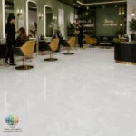 سرامیک لیزا خاک سفید پاسارگاد سرام آباده  معرفی محصول سرامیک لیزا خاک سفید پاسارگاد سرام آباده یکی از محصولات مدرن و پرکاربرد در صنعت کاشی و سرامیک است که با طراحی ساده و بافت ابری ملایم، توانسته توجه بسیاری از معماران و طراحان داخلی را به خود جلب کند. همان‌طور که در تصویر محصول مشاهده می‌شود، این سرامیک دارای زمینه‌ای روشن و یکدست با رگه‌های بسیار ملایم است که ظاهری آرام و مینیمال به محیط می‌بخشد. این ویژگی باعث می‌شود محصول برای افرادی که به دنبال طراحی‌های ساده، امروزی و ماندگار هستند، انتخابی ایده‌آل باشد. ابعاد 60×60 سانتی‌متری این سرامیک یکی از محبوب‌ترین سایزها در بازار ساختمان ایران است. این اندازه برای استفاده در انواع فضاهای مسکونی، تجاری و اداری مناسب بوده و اجرای آن نسبت به سایزهای بزرگ‌تر ساده‌تر است. همچنین تعداد مناسب بندها در این ابعاد، ترکیبی از زیبایی و سهولت نصب را ایجاد می‌کند. یکی از ویژگی‌های مهم این محصول، تنوع در نوع بدنه آن است. سرامیک لیزا خاک سفید پاسارگاد سرام آباده علاوه بر بدنه خاک سفید، با جنس بدنه خاک قرمز نیز تولید می‌شود. این موضوع باعث شده است تا مصرف‌کنندگان با توجه به نیاز پروژه، محل نصب و بودجه خود بتوانند گزینه مناسب را انتخاب کنند. بدنه خاک سفید معمولاً جذب آب کمتری داشته و کیفیت بالاتری ارائه می‌دهد، در حالی که نمونه‌های خاک قرمز به دلیل قیمت اقتصادی‌تر در پروژه‌های انبوه‌سازی و ساختمان‌های مسکونی کاربرد فراوانی دارند.