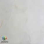 سرامیک هلن خاک سفید کاشی پاسارگاد سرام؛ انتخابی روشن، بادوام و اقتصادی برای طراحی داخلی امروزه انتخاب کفپوش مناسب تنها به زیبایی ظاهری محدود نمی‌شود و کاربران علاوه بر ظاهر، به عواملی مانند دوام، کیفیت ساخت، سهولت نظافت، طول عمر و هماهنگی با سبک دکوراسیون نیز توجه ویژه‌ای دارند. در چنین شرایطی سرامیک هلن خاک سفید کاشی پاسارگاد سرام یکی از محصولاتی است که توانسته تعادل بسیار مناسبی میان زیبایی، کیفیت و قیمت ایجاد کند.  سرامیک هلن خاک سفید کاشی پاسارگاد با بهره‌گیری از بدنه خاک سفید، کیفیت پخت بالا و طراحی الهام گرفته از سنگ‌های طبیعی روشن، انتخابی مناسب برای افرادی است که به دنبال فضایی دلباز، روشن و مدرن هستند. استفاده از رنگ‌های روشن در معماری داخلی همواره یکی از اصول طراحی حرفه‌ای بوده است. رنگ سفید و کرم روشن باعث انعکاس بهتر نور می‌شود و محیط را بزرگ‌تر، تمیزتر و آرام‌تر نشان می‌دهد. به همین دلیل بسیاری از معماران داخلی هنگام طراحی واحدهای مسکونی، اداری یا تجاری از سرامیک‌هایی با زمینه روشن استفاده می‌کنند. سرامیک هلن خاک سفید کاشی پاسارگاد سرام نیز دقیقاً بر همین اساس طراحی شده است. رگه‌های بسیار ظریف و طبیعی موجود روی سطح سرامیک، جلوه‌ای شبیه سنگ طبیعی ایجاد می‌کند، اما در عین حال از شلوغی بیش از حد جلوگیری کرده و فضایی متعادل و چشم‌نواز به وجود می‌آورد.