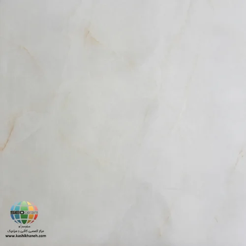 سرامیک هلن خاک سفید کاشی پاسارگاد سرام؛ انتخابی روشن، بادوام و اقتصادی برای طراحی داخلی امروزه انتخاب کفپوش مناسب تنها به زیبایی ظاهری محدود نمی‌شود و کاربران علاوه بر ظاهر، به عواملی مانند دوام، کیفیت ساخت، سهولت نظافت، طول عمر و هماهنگی با سبک دکوراسیون نیز توجه ویژه‌ای دارند. در چنین شرایطی سرامیک هلن خاک سفید کاشی پاسارگاد سرام یکی از محصولاتی است که توانسته تعادل بسیار مناسبی میان زیبایی، کیفیت و قیمت ایجاد کند.  سرامیک هلن خاک سفید کاشی پاسارگاد با بهره‌گیری از بدنه خاک سفید، کیفیت پخت بالا و طراحی الهام گرفته از سنگ‌های طبیعی روشن، انتخابی مناسب برای افرادی است که به دنبال فضایی دلباز، روشن و مدرن هستند. استفاده از رنگ‌های روشن در معماری داخلی همواره یکی از اصول طراحی حرفه‌ای بوده است. رنگ سفید و کرم روشن باعث انعکاس بهتر نور می‌شود و محیط را بزرگ‌تر، تمیزتر و آرام‌تر نشان می‌دهد. به همین دلیل بسیاری از معماران داخلی هنگام طراحی واحدهای مسکونی، اداری یا تجاری از سرامیک‌هایی با زمینه روشن استفاده می‌کنند. سرامیک هلن خاک سفید کاشی پاسارگاد سرام نیز دقیقاً بر همین اساس طراحی شده است. رگه‌های بسیار ظریف و طبیعی موجود روی سطح سرامیک، جلوه‌ای شبیه سنگ طبیعی ایجاد می‌کند، اما در عین حال از شلوغی بیش از حد جلوگیری کرده و فضایی متعادل و چشم‌نواز به وجود می‌آورد.