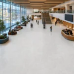  سرامیک پرسلان ویتینا مات کاشی آسیا در دنیای معماری مدرن، انتخاب متریال مناسب برای کف و دیوار اهمیت بسیار زیادی دارد. سرامیک پرسلان ویتینا مات کاشی آسیا یکی از محصولات جدید و پرطرفدار بازار است که با طراحی الهام‌گرفته از سنگ طبیعی و رنگ طوسی روشن، توانسته جایگاه ویژه‌ای در میان طراحان داخلی و مصرف‌کنندگان پیدا کند. این سرامیک با ابعاد بزرگ 120×120 سانتی‌متر، سطحی یکدست و چشم‌نواز ایجاد می‌کند و به دلیل رنگ خنثی خود با طیف گسترده‌ای از سبک‌های دکوراسیون هماهنگ می‌شود. ظاهر مینیمال و بافت سنگی نرم آن باعث شده تا هم در فضاهای مسکونی و هم در پروژه‌های تجاری مورد استفاده قرار گیرد.