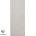 معرفی سرامیک شمین طوسی براق پاسارگادسرام آباده امروزه انتخاب سرامیک مناسب تنها به رنگ و ظاهر آن محدود نمیشود، بلکه عواملی مانند کیفیت ساخت، نوع بدنه، ابعاد، دوام، هماهنگی با سبک دکوراسیون و سهولت نگهداری نیز نقش مهمی در تصمیمگیری خریداران دارند. سرامیک شمین طوسی براق پاسارگادسرام آباده یکی از محصولاتی است که توانسته مجموعهای از این ویژگیها را در کنار یکدیگر قرار دهد. این سرامیک با رنگ طوسی روشن، بافت الهامگرفته از بتن و سطح براق، انتخابی ایدهآل برای افرادی است که به دنبال فضایی مدرن، آرام و در عین حال لوکس هستند. ظاهر این محصول به گونهای طراحی شده که بدون شلوغی و نقشهای اغراقآمیز، زیبایی طبیعی مصالح ساختمانی را بازآفرینی میکند و همین ویژگی باعث شده است در پروژههای مسکونی، اداری و تجاری مورد توجه معماران و طراحان داخلی قرار گیرد. ابعاد 100×40 سانتیمتر این سرامیک، امکان اجرای دیوارهایی یکدست و منظم را فراهم میکند. هرچه تعداد بندهای بین سرامیکها کمتر باشد، نتیجه نهایی زیباتر و مدرنتر خواهد بود. از سوی دیگر، بدنه پرسلان این محصول باعث افزایش استحکام، تراکم و دوام آن شده است. سرامیکهای پرسلانی به دلیل جذب آب پایین، مقاومت مکانیکی بالا و کیفیت ساخت مطلوب، یکی از بهترین گزینهها برای استفاده در فضاهای داخلی به شمار میروند. ترکیب این ویژگیها با لعاب براق باعث شده است سرامیک شمین علاوه بر زیبایی ظاهری، عملکرد مناسبی نیز در طول سالها استفاده داشته باشد.