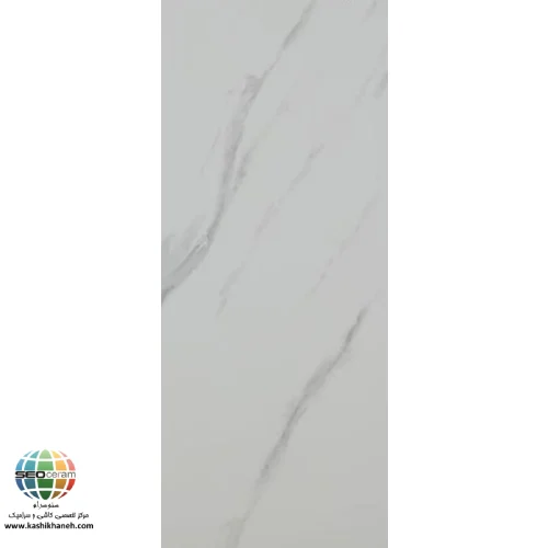 سرامیک هایما طوسی براق پاسارگادسرام آباده معرفی سرامیک هایما طوسی براق پاسارگادسرام آباده انتخاب سرامیک مناسب برای دیوارهای داخلی ساختمان یکی از مهمترین تصمیمهایی است که در طراحی دکوراسیون داخلی گرفته میشود. یک سرامیک مناسب باید علاوه بر کیفیت ساخت، از نظر زیبایی، دوام، هماهنگی با سبکهای مختلف طراحی و سهولت نگهداری نیز عملکرد مطلوبی داشته باشد. سرامیک هایما طوسی براق پاسارگادسرام آباده محصولی است که با تلفیق طراحی مدرن و کیفیت بالای ساخت، توانسته جایگاه ویژهای در میان محصولات دیواری به دست آورد. این سرامیک با الهام از بافت طبیعی سنگ مرمر طوسی طراحی شده و رگههای ظریف و طبیعی آن، جلوهای شیک و لوکس به فضای داخلی میبخشد. برخلاف طرحهای شلوغ، این محصول با حفظ سادگی، محیطی آرام و متعادل ایجاد میکند و به همین دلیل در پروژههای مسکونی، اداری و تجاری مورد استقبال طراحان داخلی قرار گرفته است. ابعاد 100×40 سانتیمتری این محصول باعث میشود پس از نصب، سطح دیوار یکپارچهتر به نظر برسد و تعداد بندهای بین سرامیکها کاهش یابد. این موضوع علاوه بر افزایش زیبایی، نظافت دیوار را نیز آسانتر میکند. بدنه پرسلان این سرامیک یکی دیگر از نقاط قوت آن است. پرسلان به دلیل تراکم بالا، مقاومت مناسب و جذب آب بسیار پایین، یکی از بهترین گزینهها برای تولید سرامیکهای باکیفیت محسوب میشود. همین ویژگیها باعث شده است که سرامیک هایما علاوه بر ظاهر زیبا، دوام بالایی نیز داشته باشد و در طول سالها استفاده، کیفیت اولیه خود را حفظ کند.
