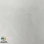  سرامیک پرسلان هامون پولیش کاشی صالح سرام؛ انتخابی لوکس برای کف ساختمان‌های مدرن سرامیک پرسلان هامون پولیش کاشی صالح سرام یکی از محصولات باکیفیت و پرطرفدار برای پوشش کف ساختمان است که با بهره‌گیری از بدنه پرسلانی و سطح کاملاً پولیش شده، ترکیبی از دوام، زیبایی و عملکرد فنی را در اختیار مصرف‌کنندگان قرار می‌دهد. این محصول در ابعاد استاندارد 80×80 سانتی‌متر تولید شده و به دلیل طراحی روشن و رگه‌های طبیعی الهام گرفته از سنگ، جلوه‌ای مدرن و بسیار شیک به فضای داخلی می‌بخشد. سطح صیقلی آن نور محیط را به خوبی منعکس می‌کند و باعث می‌شود سالن‌ها بزرگ‌تر، روشن‌تر و لوکس‌تر به نظر برسند. بدنه پرسلانی این سرامیک مهم‌ترین مزیت آن محسوب می‌شود. پرسلان دارای تراکم بسیار بالا، جذب آب بسیار پایین و مقاومت فوق‌العاده در برابر فشار و سایش است. همین ویژگی‌ها موجب شده که سرامیک هامون پولیش نه تنها برای کف واحدهای مسکونی، بلکه برای مراکز تجاری، دفاتر اداری، فروشگاه‌ها، لابی ساختمان‌ها و فضاهای پرتردد نیز انتخابی مطمئن باشد. اگر به دنبال محصولی هستید که علاوه بر زیبایی ظاهری، در طول سال‌ها کیفیت خود را حفظ کند، این سرامیک یکی از بهترین گزینه‌های موجود خواهد بود.