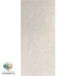 سرامیک رونیکا براق صدیق سرام آباده معرفی سرامیک رونیکا براق صدیق سرام آباده سرامیک رونیکا براق صدیق سرام آباده یکی از محصولات زیبا و کاربردی برای پوشش دیوارهای داخلی ساختمان است که با الهام از سنگ مرمر طبیعی طراحی شده است. همانطور که در تصویر سرامیک رونیکا براق صدیق سرام آباده مشاهده میشود، زمینه سفید روشن همراه با رگههای طوسی ملایم، ظاهری طبیعی، آرام و لوکس ایجاد کرده که بهراحتی با انواع سبکهای معماری هماهنگ میشود. این محصول برای افرادی مناسب است که به دنبال ایجاد فضایی روشن، تمیز و مدرن هستند اما در عین حال تمایل دارند از طرحهای شلوغ و پرجزئیات استفاده نکنند. استفاده از رنگ سفید در کنار خطوط طبیعی سنگ، باعث شده این سرامیک در محیطهای مختلف مانند آشپزخانه، سرویس بهداشتی، حمام، راهرو و حتی دیوار سالن پذیرایی جلوهای چشمنواز ایجاد کند. این محصول در ابعاد 60×30 سانتیمتر تولید شده و یکی از اندازههای استاندارد برای نصب روی دیوار محسوب میشود. اندازه مناسب آن باعث میشود نصب سرامیک با سرعت بیشتری انجام شده و میزان پرت مصالح نیز کاهش پیدا کند. علاوه بر این، بدنه خاک قرمز محصول استحکام مناسبی برای استفاده در دیوارهای داخلی فراهم کرده و به دلیل کیفیت مطلوب مواد اولیه، دوام قابل قبولی در شرایط معمول ساختمان دارد. لعاب براق نیز باعث افزایش زیبایی سطح سرامیک شده و نور محیط را بهتر منعکس میکند. نتیجه این ویژگیها، فضایی روشنتر، بزرگتر و دلنشینتر خواهد بود که حس تمیزی و نظم را به محیط منتقل میکند.