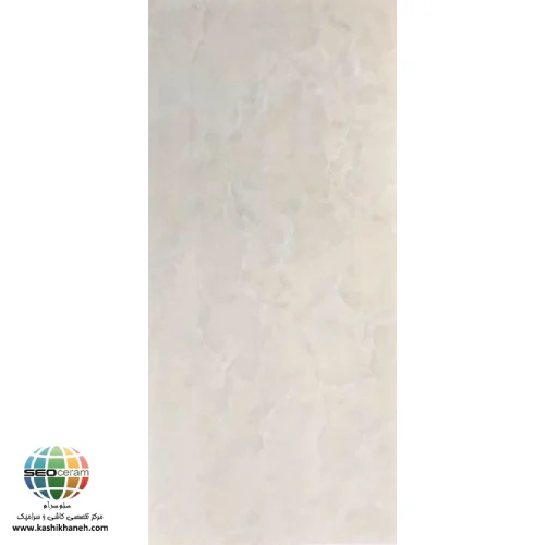 سرامیک رونیکا براق صدیق سرام آباده معرفی سرامیک رونیکا براق صدیق سرام آباده سرامیک رونیکا براق صدیق سرام آباده یکی از محصولات زیبا و کاربردی برای پوشش دیوارهای داخلی ساختمان است که با الهام از سنگ مرمر طبیعی طراحی شده است. همانطور که در تصویر سرامیک رونیکا براق صدیق سرام آباده مشاهده میشود، زمینه سفید روشن همراه با رگههای طوسی ملایم، ظاهری طبیعی، آرام و لوکس ایجاد کرده که بهراحتی با انواع سبکهای معماری هماهنگ میشود. این محصول برای افرادی مناسب است که به دنبال ایجاد فضایی روشن، تمیز و مدرن هستند اما در عین حال تمایل دارند از طرحهای شلوغ و پرجزئیات استفاده نکنند. استفاده از رنگ سفید در کنار خطوط طبیعی سنگ، باعث شده این سرامیک در محیطهای مختلف مانند آشپزخانه، سرویس بهداشتی، حمام، راهرو و حتی دیوار سالن پذیرایی جلوهای چشمنواز ایجاد کند. این محصول در ابعاد 60×30 سانتیمتر تولید شده و یکی از اندازههای استاندارد برای نصب روی دیوار محسوب میشود. اندازه مناسب آن باعث میشود نصب سرامیک با سرعت بیشتری انجام شده و میزان پرت مصالح نیز کاهش پیدا کند. علاوه بر این، بدنه خاک قرمز محصول استحکام مناسبی برای استفاده در دیوارهای داخلی فراهم کرده و به دلیل کیفیت مطلوب مواد اولیه، دوام قابل قبولی در شرایط معمول ساختمان دارد. لعاب براق نیز باعث افزایش زیبایی سطح سرامیک شده و نور محیط را بهتر منعکس میکند. نتیجه این ویژگیها، فضایی روشنتر، بزرگتر و دلنشینتر خواهد بود که حس تمیزی و نظم را به محیط منتقل میکند.