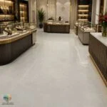 سرامیک پرسلان لیزا پولیش کاشی صالح سرام؛ انتخابی لوکس برای کف ساختمانهای مدرن سرامیک پرسلان لیزا پولیش کاشی صالح سرام یکی از محصولات باکیفیت و پرطرفدار برای پوشش کف ساختمان است که با بهرهگیری از بدنه پرسلانی و سطح کاملاً پولیش شده، ترکیبی از دوام، زیبایی و عملکرد فنی را در اختیار مصرفکنندگان قرار میدهد. این محصول در ابعاد استاندارد 80×80 سانتیمتر تولید شده و به دلیل طراحی روشن و رگههای طبیعی الهام گرفته از سنگ، جلوهای مدرن و بسیار شیک به فضای داخلی میبخشد. سطح صیقلی آن نور محیط را به خوبی منعکس میکند و باعث میشود سالنها بزرگتر، روشنتر و لوکستر به نظر برسند. بدنه پرسلانی این سرامیک مهمترین مزیت آن محسوب میشود. پرسلان دارای تراکم بسیار بالا، جذب آب بسیار پایین و مقاومت فوقالعاده در برابر فشار و سایش است. همین ویژگیها موجب شده که سرامیک هامون پولیش نه تنها برای کف واحدهای مسکونی، بلکه برای مراکز تجاری، دفاتر اداری، فروشگاهها، لابی ساختمانها و فضاهای پرتردد نیز انتخابی مطمئن باشد. اگر به دنبال محصولی هستید که علاوه بر زیبایی ظاهری، در طول سالها کیفیت خود را حفظ کند، این سرامیک یکی از بهترین گزینههای موجود خواهد بود.