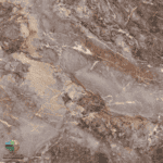 سرامیک فلورین براق کاشی آسیا؛ جلوهای لوکس از سنگ طبیعی در دکوراسیون اگر به دنبال سرامیکی هستید که شکوه سنگهای طبیعی را با کیفیت تولید صنعتی و قیمت اقتصادیتر در اختیار شما قرار دهد، سرامیک فلورین براق کاشی آسیا یکی از بهترین گزینهها محسوب میشود. این محصول با ابعاد استاندارد 60×60 سانتیمتر، سطح براق و طراحی الهامگرفته از سنگ مرمر طبیعی، توانسته جایگاه ویژهای در میان طراحان داخلی، معماران و خریداران به دست آورد. با مشاهده این محصول، اولین ویژگی که توجه را جلب میکند، رگههای طبیعی و درهمتنیده آن است. زمینهای از طیف خاکستری، قهوهای، کرم و طلایی در کنار خطوط سفید ظریف، ظاهری بسیار نزدیک به سنگهای لوکس طبیعی ایجاد کرده است. این طراحی باعث میشود هر قطعه سرامیک جلوهای متفاوت داشته باشد و پس از نصب، فضایی طبیعی و چشمنواز ایجاد شود. سطح براق این سرامیک نیز با انعکاس نور، محیط را روشنتر و بزرگتر نشان میدهد. به همین دلیل استفاده از آن در فضاهایی که نور طبیعی محدودتری دارند، میتواند تأثیر قابل توجهی بر زیبایی محیط داشته باشد.