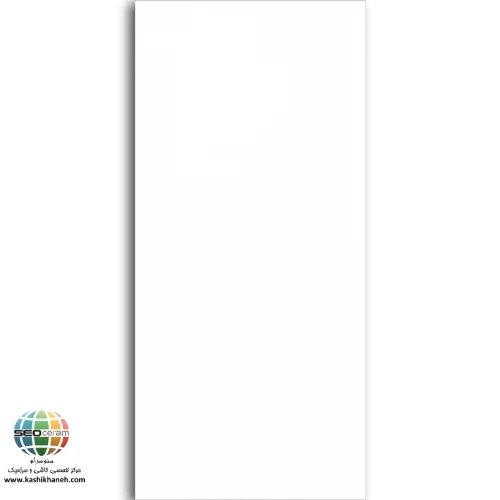 سرامیک سفید ساده براق کاشی صدیق سرام آباده سرامیک سفید ساده براق کاشی صدیق سرام آباده یکی از محصولات کاربردی و اقتصادی برای پوشش دیوار ساختمان محسوب میشود که به دلیل رنگ سفید خالص، سطح براق و طراحی کاملاً ساده، در طیف وسیعی از پروژههای ساختمانی مورد استفاده قرار میگیرد. این محصول با ابعاد استاندارد 80×40 سانتیمتر تولید شده و بدنه آن از خاک قرمز است که برای استفاده روی دیوار گزینهای مناسب، مقرونبهصرفه و بادوام به شمار میآید. بسیاری از سازندگان ساختمان، انبوهسازان، فروشگاهها و حتی صاحبان منازل، هنگام انتخاب سرامیک دیواری به دنبال محصولی هستند که علاوه بر قیمت مناسب، ظاهر تمیز و قابلیت هماهنگی با انواع دکوراسیون را نیز داشته باشد و این مدل دقیقاً چنین ویژگیهایی را ارائه میدهد. رنگ سفید همیشه یکی از محبوبترین انتخابها در صنعت ساختمان بوده است؛ زیرا نور محیط را منعکس میکند، فضا را بزرگتر نشان میدهد و احساس پاکیزگی را افزایش میدهد. به همین دلیل این سرامیک برای دیوار آشپزخانه، رختشویخانه، پارکینگ، انباری، مغازه، کارگاه، مراکز خدماتی، سرویسهای بهداشتی و بسیاری از فضاهای دیگر انتخاب مناسبی محسوب میشود. طراحی ساده آن نیز باعث میشود حتی پس از سالها استفاده، همچنان ظاهری بهروز و قابل قبول داشته باشد.