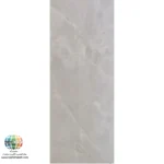 سرامیک آتریا براق کاشی صدیق سرام آباده معرفی سرامیک آتریا براق کاشی صدیق سرام آباده سرامیک آتریا براق کاشی صدیق سرام آباده یکی از محصولات زیبا و کاربردی برای پوشش دیوارهای داخلی ساختمان است که با الهام از بافت سنگ طبیعی طراحی شده و ظاهری آرام، مدرن و لوکس به محیط میبخشد. همانطور که در تصویر محصول مشاهده میشود، زمینه طوسی روشن مایل به کرم همراه با رگههای طبیعی و نامنظم، جلوهای نزدیک به سنگهای طبیعی ایجاد کرده است. این طراحی باعث میشود فضای داخلی بدون شلوغی بصری، حس نظم، آرامش و زیبایی بیشتری پیدا کند. استفاده از چنین طرحی در سالهای اخیر به یکی از محبوبترین انتخابهای معماران و طراحان داخلی تبدیل شده است، زیرا علاوه بر ظاهر زیبا، با بسیاری از سبکهای معماری هماهنگی دارد. ابعاد 80×40 سانتیمتر این سرامیک باعث میشود تعداد بندهای اجرا کاهش پیدا کند و سطح دیوار یکپارچهتر دیده شود. این ویژگی علاوه بر افزایش زیبایی، سرعت نصب را نیز بیشتر میکند. بدنه خاک قرمز این محصول کیفیت مناسبی برای استفاده در دیوارهای داخلی فراهم کرده و به دلیل ساختار استاندارد خود، انتخابی اقتصادی و کاربردی برای پروژههای ساختمانی محسوب میشود. همچنین لعاب براق به کار رفته روی سطح سرامیک، نور محیط را منعکس کرده و باعث میشود فضا روشنتر، بزرگتر و دلبازتر به نظر برسد.