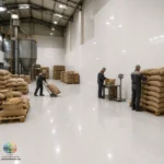 سرامیک سفید براق کاشی پاسارگادسرام آباده معرفی سرامیک سفید براق کاشی پاسارگادسرام آباده انتخاب سرامیک مناسب برای دیوارهای داخلی ساختمان، تأثیر مستقیمی بر زیبایی، روشنایی و هماهنگی دکوراسیون دارد. بسیاری از افراد هنگام بازسازی یا ساخت خانه جدید به دنبال محصولی هستند که علاوه بر ظاهر زیبا، قیمت مناسب، دوام قابل قبول و قابلیت هماهنگی با انواع سبکهای طراحی داخلی را نیز داشته باشد. سرامیک سفید براق کاشی پاسارگادسرام آباده دقیقاً با همین هدف تولید شده است. این محصول با رنگ سفید یکدست و سطح براق، فضایی روشن، تمیز و مدرن ایجاد میکند و به همین دلیل یکی از انتخابهای محبوب برای دیوار آشپزخانه، سرویس بهداشتی، حمام، لابی و فضاهای داخلی ساختمان محسوب میشود. سرامیک سفید براق کاشی پاسارگادسرام آباده در ابعاد 90×30 سانتیمتر تولید میشود که یکی از اندازههای استاندارد و پرکاربرد برای نصب روی دیوار است. این ابعاد باعث میشود تعداد بندها کاهش پیدا کند و پس از نصب، سطحی یکپارچه و منظم ایجاد شود. علاوه بر این، بدنه محصول از خاک قرمز ساخته شده است که استحکام مناسب، قیمت اقتصادی و کیفیت مطلوبی برای استفاده در دیوارهای داخلی فراهم میکند. اگرچه امروزه انواع مختلفی از سرامیک در بازار وجود دارد، اما محصولات با بدنه خاک قرمز همچنان به دلیل مقرونبهصرفه بودن و کیفیت مناسب، سهم قابل توجهی از بازار ساختمان را در اختیار دارند.