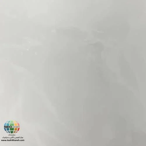  سرامیک پرسلان هامون پولیش کاشی صالح سرام؛ انتخابی لوکس برای کف ساختمان‌های مدرن سرامیک پرسلان هامون پولیش کاشی صالح سرام یکی از محصولات باکیفیت و پرطرفدار برای پوشش کف ساختمان است که با بهره‌گیری از بدنه پرسلانی و سطح کاملاً پولیش شده، ترکیبی از دوام، زیبایی و عملکرد فنی را در اختیار مصرف‌کنندگان قرار می‌دهد. این محصول در ابعاد استاندارد 80×80 سانتی‌متر تولید شده و به دلیل طراحی روشن و رگه‌های طبیعی الهام گرفته از سنگ، جلوه‌ای مدرن و بسیار شیک به فضای داخلی می‌بخشد. سطح صیقلی آن نور محیط را به خوبی منعکس می‌کند و باعث می‌شود سالن‌ها بزرگ‌تر، روشن‌تر و لوکس‌تر به نظر برسند. بدنه پرسلانی این سرامیک مهم‌ترین مزیت آن محسوب می‌شود. پرسلان دارای تراکم بسیار بالا، جذب آب بسیار پایین و مقاومت فوق‌العاده در برابر فشار و سایش است. همین ویژگی‌ها موجب شده که سرامیک هامون پولیش نه تنها برای کف واحدهای مسکونی، بلکه برای مراکز تجاری، دفاتر اداری، فروشگاه‌ها، لابی ساختمان‌ها و فضاهای پرتردد نیز انتخابی مطمئن باشد. اگر به دنبال محصولی هستید که علاوه بر زیبایی ظاهری، در طول سال‌ها کیفیت خود را حفظ کند، این سرامیک یکی از بهترین گزینه‌های موجود خواهد بود.