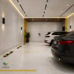 معرفی سرامیک شمین طوسی براق پاسارگادسرام آباده امروزه انتخاب سرامیک مناسب تنها به رنگ و ظاهر آن محدود نمیشود، بلکه عواملی مانند کیفیت ساخت، نوع بدنه، ابعاد، دوام، هماهنگی با سبک دکوراسیون و سهولت نگهداری نیز نقش مهمی در تصمیمگیری خریداران دارند. سرامیک شمین طوسی براق پاسارگادسرام آباده یکی از محصولاتی است که توانسته مجموعهای از این ویژگیها را در کنار یکدیگر قرار دهد. این سرامیک با رنگ طوسی روشن، بافت الهامگرفته از بتن و سطح براق، انتخابی ایدهآل برای افرادی است که به دنبال فضایی مدرن، آرام و در عین حال لوکس هستند. ظاهر این محصول به گونهای طراحی شده که بدون شلوغی و نقشهای اغراقآمیز، زیبایی طبیعی مصالح ساختمانی را بازآفرینی میکند و همین ویژگی باعث شده است در پروژههای مسکونی، اداری و تجاری مورد توجه معماران و طراحان داخلی قرار گیرد. ابعاد 100×40 سانتیمتر این سرامیک، امکان اجرای دیوارهایی یکدست و منظم را فراهم میکند. هرچه تعداد بندهای بین سرامیکها کمتر باشد، نتیجه نهایی زیباتر و مدرنتر خواهد بود. از سوی دیگر، بدنه پرسلان این محصول باعث افزایش استحکام، تراکم و دوام آن شده است. سرامیکهای پرسلانی به دلیل جذب آب پایین، مقاومت مکانیکی بالا و کیفیت ساخت مطلوب، یکی از بهترین گزینهها برای استفاده در فضاهای داخلی به شمار میروند. ترکیب این ویژگیها با لعاب براق باعث شده است سرامیک شمین علاوه بر زیبایی ظاهری، عملکرد مناسبی نیز در طول سالها استفاده داشته باشد.
