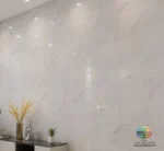 سرامیک مروارید براق صدیق سرام آباده معرفی سرامیک مروارید براق صدیق سرام آباده سرامیک مروارید براق صدیق سرام آباده یکی از محصولات زیبا و کاربردی برای پوشش دیوارهای داخلی ساختمان است که با الهام از سنگ مرمر طبیعی طراحی شده است. همان‌طور که در تصویر سرامیک مروارید براق صدیق سرام آباده مشاهده می‌شود، زمینه سفید روشن همراه با رگه‌های طوسی ملایم، ظاهری طبیعی، آرام و لوکس ایجاد کرده که به‌راحتی با انواع سبک‌های معماری هماهنگ می‌شود. این محصول برای افرادی مناسب است که به دنبال ایجاد فضایی روشن، تمیز و مدرن هستند اما در عین حال تمایل دارند از طرح‌های شلوغ و پرجزئیات استفاده نکنند. استفاده از رنگ سفید در کنار خطوط طبیعی سنگ، باعث شده این سرامیک در محیط‌های مختلف مانند آشپزخانه، سرویس بهداشتی، حمام، راهرو و حتی دیوار سالن پذیرایی جلوه‌ای چشم‌نواز ایجاد کند. این محصول در ابعاد 60×30 سانتی‌متر تولید شده و یکی از اندازه‌های استاندارد برای نصب روی دیوار محسوب می‌شود. اندازه مناسب آن باعث می‌شود نصب سرامیک با سرعت بیشتری انجام شده و میزان پرت مصالح نیز کاهش پیدا کند. علاوه بر این، بدنه خاک قرمز محصول استحکام مناسبی برای استفاده در دیوارهای داخلی فراهم کرده و به دلیل کیفیت مطلوب مواد اولیه، دوام قابل قبولی در شرایط معمول ساختمان دارد. لعاب براق نیز باعث افزایش زیبایی سطح سرامیک شده و نور محیط را بهتر منعکس می‌کند. نتیجه این ویژگی‌ها، فضایی روشن‌تر، بزرگ‌تر و دلنشین‌تر خواهد بود که حس تمیزی و نظم را به محیط منتقل می‌کند.