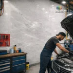 سرامیک ناپل براق کاشی صدیق سرام آباده معرفی سرامیک ناپل براق کاشی صدیق سرام آباده سرامیک ناپل براق کاشی صدیق سرام آباده یکی از محصولات زیبا و کاربردی برای پوشش دیوارهای داخلی ساختمان است که با الهام از بافت سنگ طبیعی طراحی شده و ظاهری آرام، مدرن و لوکس به محیط میبخشد. همانطور که در تصویر محصول مشاهده میشود، زمینه طوسی روشن همراه با رگههای طبیعی و نامنظم، جلوهای نزدیک به سنگهای طبیعی ایجاد کرده است. این طراحی باعث میشود فضای داخلی بدون شلوغی بصری، حس نظم، آرامش و زیبایی بیشتری پیدا کند. استفاده از چنین طرحی در سالهای اخیر به یکی از محبوبترین انتخابهای معماران و طراحان داخلی تبدیل شده است، زیرا علاوه بر ظاهر زیبا، با بسیاری از سبکهای معماری هماهنگی دارد. ابعاد 80×40 سانتیمتر این سرامیک باعث میشود تعداد بندهای اجرا کاهش پیدا کند و سطح دیوار یکپارچهتر دیده شود. این ویژگی علاوه بر افزایش زیبایی، سرعت نصب را نیز بیشتر میکند. بدنه خاک قرمز این محصول کیفیت مناسبی برای استفاده در دیوارهای داخلی فراهم کرده و به دلیل ساختار استاندارد خود، انتخابی اقتصادی و کاربردی برای پروژههای ساختمانی محسوب میشود. همچنین لعاب براق به کار رفته روی سطح سرامیک، نور محیط را منعکس کرده و باعث میشود فضا روشنتر، بزرگتر و دلبازتر به نظر برسد.