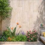 سرامیک دالاهو براق کاشی صدیق سرام آباده  معرفی سرامیک دالاهو براق کاشی صدیق سرام آباده سرامیک دالاهو براق کاشی صدیق سرام آباده یکی از محصولات زیبا و کاربردی برای پوشش دیوارهای داخلی و نیمه‌خارجی ساختمان است که با الهام از بافت طبیعی سنگ تراورتن کرم طراحی شده است. همان‌طور که در تصویر محصول مشاهده می‌شود، بافت‌های عمودی، خطوط طبیعی و رنگ کرم روشن باعث شده این سرامیک شباهت بسیار زیادی به سنگ تراورتن طبیعی داشته باشد. این ویژگی سبب می‌شود بدون پرداخت هزینه سنگ طبیعی، همان حس اصالت، گرما و زیبایی در ساختمان ایجاد شود. طراحی ساده و در عین حال لوکس این محصول باعث شده در پروژه‌های مسکونی، تجاری و اداری مورد استقبال معماران و طراحان داخلی قرار گیرد. این سرامیک با ابعاد 80×40 سانتی‌متر تولید شده و دارای بدنه خاک قرمز است. بدنه خاک قرمز یکی از متداول‌ترین بدنه‌ها برای تولید سرامیک دیواری محسوب می‌شود و به دلیل کیفیت مناسب و قیمت اقتصادی، انتخابی ایده‌آل برای پوشش دیوارها به شمار می‌آید. لعاب براق محصول نیز باعث افزایش انعکاس نور شده و فضای ساختمان را روشن‌تر و بزرگ‌تر نشان می‌دهد. به همین دلیل این سرامیک علاوه بر استفاده در محیط‌های داخلی، برای دیوار حیاط، پارکینگ، لابی ساختمان، فروشگاه‌ها و راهروهای پرتردد نیز انتخاب بسیار مناسبی است.