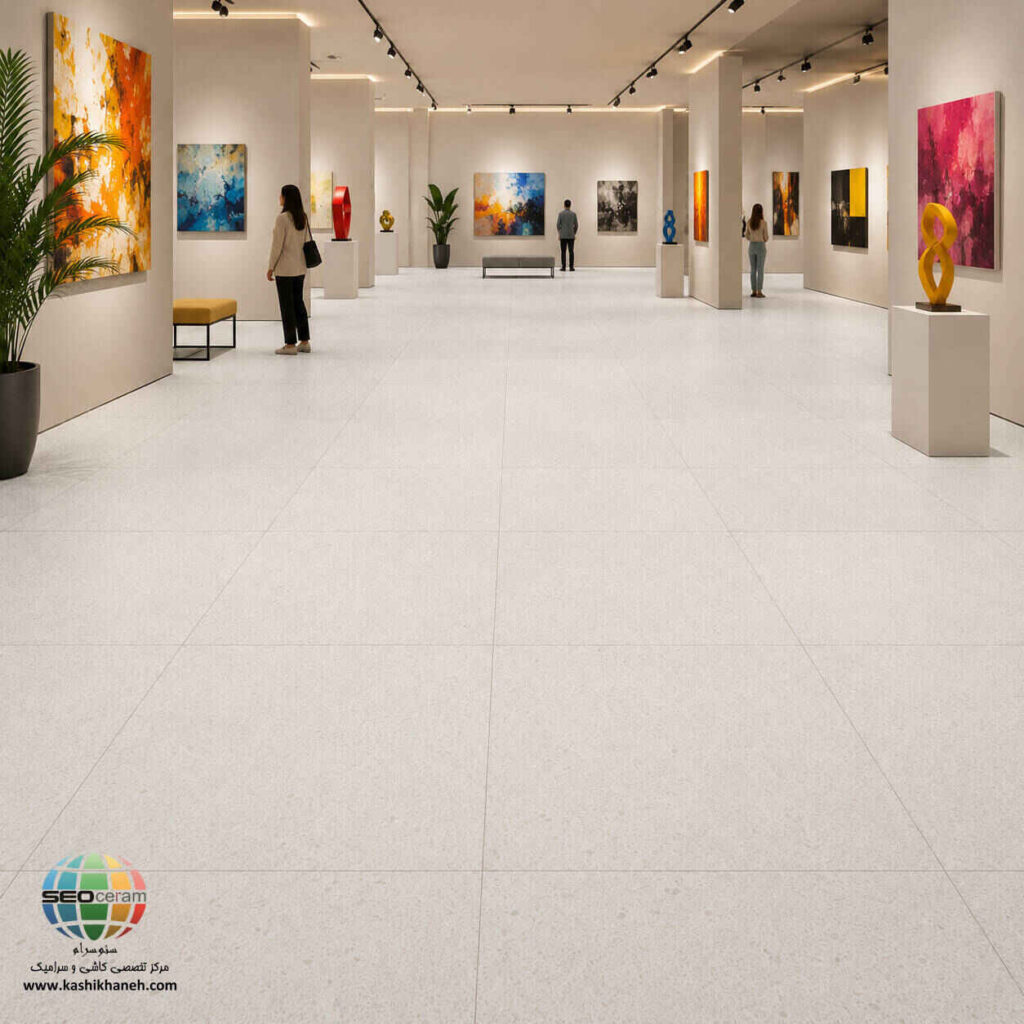 سرامیک پرسلان میراث مات کاشی آسیا 120×120؛ انتخابی ماندگار برای معماری مدرن در دنیای معماری و طراحی داخلی، انتخاب کفپوش و دیوارپوش مناسب تأثیر مستقیمی بر زیبایی، دوام و ارزش یک ساختمان دارد. امروزه بسیاری از معماران و طراحان داخلی به جای استفاده از متریال‌های قدیمی، سرامیک‌های پرسلانی با ابعاد بزرگ را انتخاب می‌کنند؛ زیرا این محصولات علاوه بر ظاهر لوکس، از کیفیت ساخت بسیار بالایی برخوردار هستند. سرامیک پرسلان میراث مات کاشی آسیا در ابعاد 120×120 سانتی‌متر یکی از همین محصولات است که توانسته نیاز پروژه‌های مدرن را به بهترین شکل پاسخ دهد. سرامیک پرسلان میراث مات کاشی آسیا با زمینه‌ای روشن و رگه‌های بسیار ظریف، جلوه‌ای الهام‌گرفته از سنگ طبیعی ایجاد می‌کند. طراحی ساده و مینیمال آن باعث می‌شود فضای داخلی آرام‌تر، منظم‌تر و لوکس‌تر دیده شود. رنگ خنثی این محصول نیز امکان هماهنگی با انواع سبک‌های دکوراسیون از جمله مدرن، مینیمال، کلاسیک و نئوکلاسیک را فراهم می‌کند. علاوه بر زیبایی، کیفیت ساخت سرامیک پرسلان میراث مات کاشی آسیا نیز یکی از مهم‌ترین نقاط قوت آن است. بدنه پرسلانی متراکم، مقاومت بالا در برابر فشار و سایش، جذب آب بسیار پایین و لبه‌های رکتیفای، این سرامیک را به انتخابی مناسب برای استفاده در ساختمان‌های مسکونی، اداری، تجاری و پروژه‌های لوکس تبدیل کرده است. اگر قصد ساخت یا بازسازی ساختمان را دارید و به دنبال محصولی هستید که سال‌ها کیفیت و زیبایی خود را حفظ کند، سرامیک پرسلان میراث مات کاشی آسیا می‌تواند یکی از بهترین گزینه‌های پیش روی شما باشد. در ادامه این مقاله، مشخصات فنی، مزایا، کاربردها، نکات خرید و اصول نصب این محصول را به‌طور کامل بررسی خواهیم کرد تا بتوانید با آگاهی بیشتری تصمیم بگیرید.