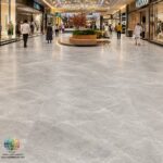 سرامیک پرسلان فلور طوسی تیره مات کاشی آسیا 120×120 انتخاب پوشش مناسب برای کف و دیوار ساختمان یکی از مهمترین تصمیمات در طراحی داخلی است. کیفیت متریال، دوام، زیبایی و هماهنگی با سبک معماری، همگی در ارزش نهایی یک فضا تأثیرگذار هستند. در میان محصولات موجود در بازار، سرامیک پرسلان فلور طوسی تیره مات کاشی آسیا 120×120 به دلیل ظاهر مدرن، کیفیت ساخت بالا و مقاومت فوقالعاده، به یکی از گزینههای محبوب معماران، طراحان داخلی و سازندگان ساختمان تبدیل شده است. رنگ طوسی تیره این محصول، الهامگرفته از بافت سنگهای طبیعی است و جلوهای لوکس، آرام و امروزی به محیط میبخشد. استفاده از لعاب مات نیز باعث شده است تا سطح سرامیک نور را بهصورت ملایم بازتاب دهد و حس طبیعیتری ایجاد کند. همین ویژگی باعث میشود این محصول در فضاهای مینیمال، مدرن، صنعتی و حتی کلاسیک نیز بهراحتی مورد استفاده قرار گیرد. ابعاد بزرگ 120×120 سانتیمتر نیز یکی دیگر از مزایای مهم این محصول است. هرچه ابعاد سرامیک بزرگتر باشد، تعداد بندها کمتر شده و در نتیجه سطحی یکدستتر، زیباتر و چشمنوازتر ایجاد میشود. این ویژگی مخصوصاً در سالنهای بزرگ، لابیها، ویلاها و واحدهای لوکس اهمیت زیادی دارد.