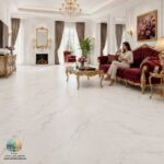 سرامیک پرسلان آرامیس سفید مات کاشی آسیا 120×120 در معماری مدرن، انتخاب متریالی که هم از نظر زیبایی و هم از نظر کیفیت عملکرد مطلوبی داشته باشد، اهمیت زیادی دارد. سرامیک پرسلان آرامیس سفید مات کاشی آسیا 120×120 یکی از محصولات شاخص در میان سرامیکهای پرسلانی است که با طراحی الهامگرفته از سنگ مرمر طبیعی، جلوهای لوکس و ماندگار به فضا میبخشد. زمینه سفید این سرامیک در کنار رگههای طلایی ملایم، حس روشنایی، پاکیزگی و آرامش را در محیط ایجاد میکند. این ترکیب رنگ باعث میشود فضا بزرگتر، نورانیتر و شیکتر به نظر برسد و بهراحتی با انواع سبکهای دکوراسیون داخلی از جمله مدرن، مینیمال، نئوکلاسیک و لوکس هماهنگ شود. استفاده از لعاب مات علاوه بر افزایش زیبایی ظاهری، بازتاب نور را کنترل کرده و جلوهای طبیعیتر نسبت به سطوح براق ایجاد میکند. همچنین این نوع لعاب در استفاده روزمره، آثار لکه و رد پا را کمتر نمایان میکند و نظافت آن نیز بسیار آسان است. از دیگر ویژگیهای مهم سرامیک پرسلان آرامیس سفید مات کاشی آسیا 120×120 میتوان به بدنه پرسلانی متراکم، مقاومت بالا در برابر سایش، جذب آب بسیار پایین و دوام فوقالعاده اشاره کرد. این ویژگیها باعث شده است که این محصول علاوه بر فضاهای مسکونی، در پروژههای تجاری، اداری، هتلها و ساختمانهای لوکس نیز مورد استفاده قرار گیرد.