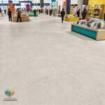 سرامیک پرسلان دیاموند طوسی روشن مات کاشی آسیا 120×120 انتخاب پوشش مناسب برای کف و دیوار ساختمان یکی از مهمترین تصمیمات در طراحی داخلی است. کیفیت متریال، دوام، زیبایی و هماهنگی با سبک معماری، همگی در ارزش نهایی یک فضا تأثیرگذار هستند. در میان محصولات موجود در بازار، سرامیک پرسلان دیاموند طوسی روشن مات کاشی آسیا 120×120 به دلیل ظاهر مدرن، کیفیت ساخت بالا و مقاومت فوقالعاده، به یکی از گزینههای محبوب معماران، طراحان داخلی و سازندگان ساختمان تبدیل شده است. رنگ طوسی روشن این محصول، الهامگرفته از بافت سنگهای طبیعی است و جلوهای لوکس، آرام و امروزی به محیط میبخشد. استفاده از لعاب مات نیز باعث شده است تا سطح سرامیک نور را بهصورت ملایم بازتاب دهد و حس طبیعیتری ایجاد کند. همین ویژگی باعث میشود این محصول در فضاهای مینیمال، مدرن، صنعتی و حتی کلاسیک نیز بهراحتی مورد استفاده قرار گیرد. ابعاد بزرگ 120×120 سانتیمتر نیز یکی دیگر از مزایای مهم این محصول است. هرچه ابعاد سرامیک بزرگتر باشد، تعداد بندها کمتر شده و در نتیجه سطحی یکدستتر، زیباتر و چشمنوازتر ایجاد میشود. این ویژگی مخصوصاً در سالنهای بزرگ، لابیها، ویلاها و واحدهای لوکس اهمیت زیادی دارد.