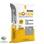  چسب کاشی و سرامیک پودری پرسلان NSH-A516؛ انتخابی حرفه‌ای برای نصب انواع کاشی و پرسلان انتخاب یک چسب مناسب، مهم‌ترین مرحله در اجرای اصولی کاشی و سرامیک است. حتی اگر از بهترین کاشی یا پرسلان استفاده شود، استفاده از یک چسب بی‌کیفیت می‌تواند باعث جدا شدن پوشش، ایجاد ترک و کاهش دوام پروژه شود. به همین دلیل، متخصصان صنعت ساختمان همواره استفاده از چسب‌های استاندارد و تخصصی را توصیه می‌کنند. چسب کاشی و سرامیک پودری پرسلان NSH-A516 یکی از محصولات حرفه‌ای شرکت نویان شیمی است که با استفاده از فناوری روز و پلیمرهای اصلاح‌کننده تولید شده و عملکردی بسیار بهتر از ملات‌های سنتی ارائه می‌دهد. این محصول علاوه بر چسبندگی فوق‌العاده، مقاومت بالایی در برابر رطوبت، تغییرات دمایی و فشارهای مکانیکی دارد و می‌تواند نصب انواع کاشی، سرامیک، پرسلان و سنگ مصنوعی را با اطمینان کامل انجام دهد. این چسب بر پایه سیمان تولید شده و با افزودنی‌های تخصصی تقویت شده است تا علاوه بر سهولت اجرا، زمان کارپذیری مناسبی نیز در اختیار مجری قرار دهد. همین ویژگی باعث شده است که چسب کاشی و سرامیک پودری پرسلان NSH-A516 در پروژه‌های ساختمانی کوچک و بزرگ، توسط مهندسان، معماران و پیمانکاران مورد استفاده قرار گیرد.