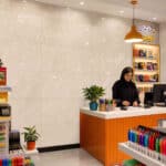 سرامیک خاک قرمز نیواکا کرم کاشی ماهان سرام 120×40 انتخاب یک سرامیک مناسب برای ساختمان، تنها به پیدا کردن رنگ مورد علاقه محدود نمیشود. نوع طرح، ابعاد، تناسب با سبک دکوراسیون، محل استفاده، کیفیت تولید، نحوه اجرای سرامیک و حتی رنگ سایر عناصر موجود در فضا، همگی در نتیجه نهایی تأثیر دارند. به همین دلیل، پیش از خرید بهتر است ویژگیهای ظاهری و کاربردی محصول بهطور کامل بررسی شود. سرامیک خاک قرمز نیواکا کرم کاشی ماهان سرام با ابعاد 120×40 سانتیمتر، دارای زمینهای کرم با ظاهر طرح سنگ و رگههای سفید است. ترکیب زمینه کرم با رگههای سفید باعث میشود سرامیک خاک قرمز نیواکا کرم کاشی ماهان سرام در گروه سرامیکهایی قرار بگیرد که میتوانند حس سنگ طبیعی را در فضای داخلی ایجاد کنند، اما در عین حال از نظر رنگی قابلیت هماهنگی بالایی با عناصر مختلف دکوراسیون دارند. رنگ کرم معمولاً یکی از انتخابهای محبوب برای فضاهایی است که قرار است حس گرما، آرامش و روشنایی داشته باشند. اضافه شدن رگههای سفید نیز باعث میشود سطح کاملاً یکنواخت و ساده به نظر نرسد و نوعی حرکت بصری در طرح ایجاد شود. ابعاد 120×40 سانتیمتر نیز برای افرادی که به دنبال قطعات کشیده و بزرگتر هستند، جذاب است. این اندازه میتواند در طراحی دیوارها و برخی سطوح، خطوط بندکشی را کاهش داده و ظاهر یکپارچهتری ایجاد کند.