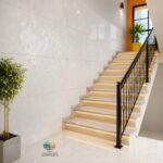 سرامیک خاک قرمز پانیز براق کاشی ماهان سرام انتخاب سرامیک مناسب فقط به رنگ و ظاهر آن محدود نمی‌شود. ابعاد، نوع سطح، سبک طراحی، محل استفاده و هماهنگی محصول با سایر عناصر دکوراسیون نیز در انتخاب نهایی اهمیت زیادی دارد. سرامیک خاک قرمز پانیز براق کاشی ماهان سرام با ابعاد 120×40 سانتی‌متر، یکی از گزینه‌هایی است که می‌تواند برای طراحی فضاهای مختلف داخلی مورد توجه قرار گیرد. بر اساس تصویر محصول،سرامیک خاک قرمز پانیز براق کاشی ماهان سرام دارای زمینه‌ای بسیار روشن و ظاهری مینیمال است و سطح براق آن باعث ایجاد انعکاس ملایم نور در محیط می‌شود. این ویژگی باعث می‌شود محصول به‌خصوص در طراحی‌های روشن و مدرن، قابلیت هماهنگی بالایی با سایر متریال‌ها داشته باشد. ابعاد 120×40 سانتی‌متر نیز نسبت متفاوتی نسبت به سرامیک‌های مربعی ایجاد می‌کند و به طراح اجازه می‌دهد از آن برای ایجاد الگوهای متنوع در چیدمان استفاده کند. در ادامه، ویژگی‌ها و کاربردهای این محصول را بررسی می‌کنیم تا هنگام خرید انتخاب دقیق‌تری داشته باشید.