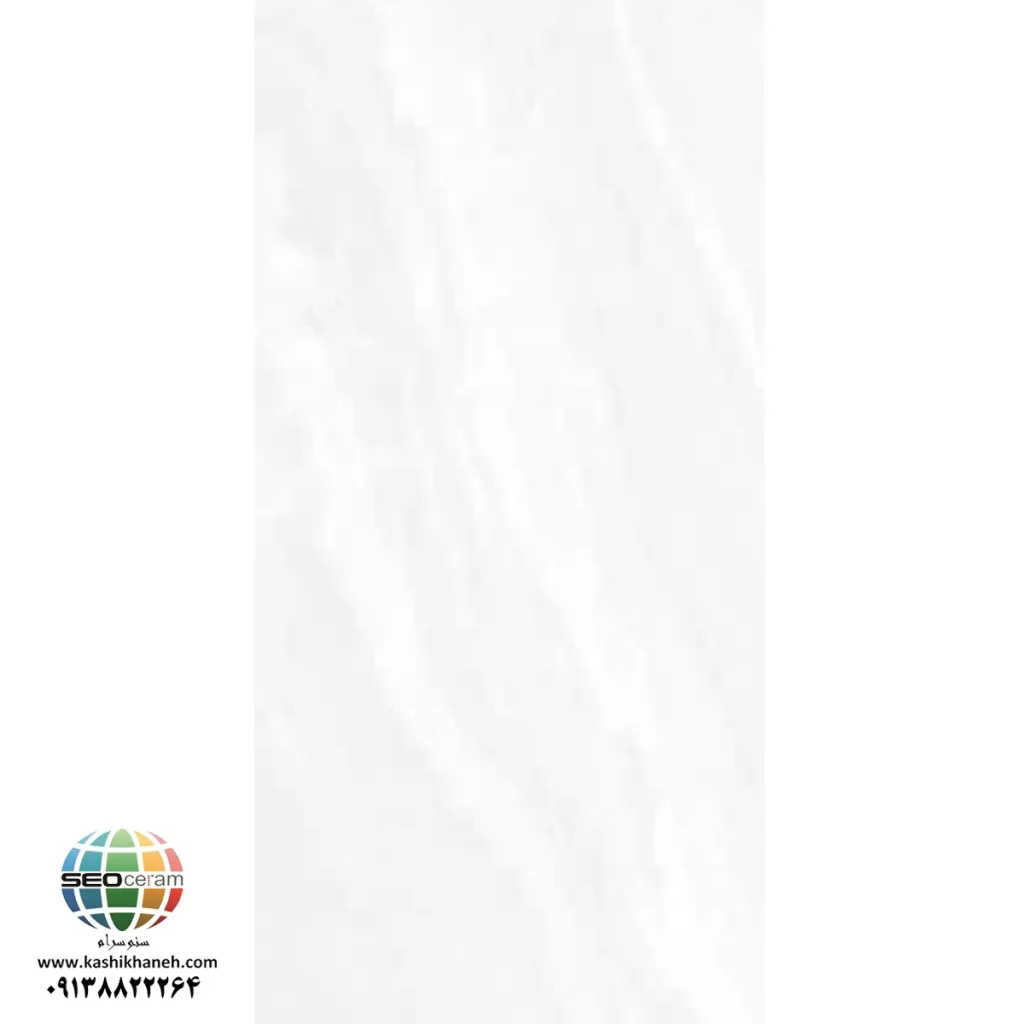 سرامیک خاک قرمز آراگون روشن براق کاشی ماهان سرام چیست؟ سرامیک خاک قرمز آراگون روشن براق کاشی ماهان سرام یکی از گزینه‌های مناسب برای افرادی است که به دنبال یک پوشش دیواری با ظاهر روشن، سطح براق و جلوه سنگی هستند.سرامیک خاک قرمز آراگون روشن براق کاشی ماهان سرام در ابعاد 120×60 سانتی‌متر تولید شده و در طراحی آن از ساختار Book Match یا بوک مچ استفاده شده است. در طراحی بوک مچ، نحوه قرار گرفتن اسلب‌ها یا قطعات در کنار یکدیگر اهمیت زیادی دارد. طرح روی سطح سرامیک خاک قرمز آراگون روشن براق کاشی ماهان سرام به گونه‌ای است که با چیدمان صحیح چند قطعه در کنار هم، یک الگوی پیوسته و قرینه ایجاد می‌شود. به همین دلیل، سرامیک بوک مچ تنها یک پوشش ساده برای دیوار نیست و می‌تواند به عنوان بخشی از طراحی داخلی فضا مورد استفاده قرار گیرد. رنگ روشن و زمینه سفید سرامیک خاک قرمز آراگون روشن براق کاشی ماهان سرام باعث می‌شود امکان استفاده از آن در سبک‌های مختلف دکوراسیون داخلی وجود داشته باشد. سطح براق نیز با انعکاس نور، به دیوار جلوه بیشتری می‌دهد و می‌تواند فضای مورد نظر را روشن‌تر و چشمگیرتر نشان دهد.