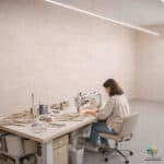 سرامیک خاک قرمز یسنا کرم دو لب کونیک براق کاشی ماهان سرام سرامیک خاک قرمز یسنا کرم دو لب کونیک براق کاشی ماهان سرام یکی از محصولات قابل توجه برای استفاده در پوشش دیوار است که در ابعاد 120×40 سانتیمتر ارائه میشود. سرامیک خاک قرمز یسنا کرم دو لب کونیک براق کاشی ماهان سرام دارای زمینهای کرم روشن و بسیار ملایم است و در سطح آن بافت و رگههای ظریف و کمرنگ دیده میشود که باعث میشود محصول در دسته سرامیکهایی قرار بگیرد که ظاهر آنها ساده، روشن و قابل هماهنگی با دکوراسیونهای مختلف است. سطح براق سرامیک نیز باعث میشود نور روی سطح آن بازتاب داشته باشد و ظاهر دیوار روشنتر به نظر برسد. از مهمترین کاربردهایی که میتوان برای سرامیک خاک قرمز یسنا کرم دو لب کونیک براق کاشی ماهان سرام در نظر گرفت، دیوار پارکینگ، دیوار راه پله، دیوار تراس و دیوار مغازه است. البته انتخاب نهایی باید با توجه به شرایط محل نصب و مشخصات فنی محصول انجام شود. انتخاب یک سرامیک مناسب برای دیوار، تنها به زیبایی محصول محدود نمیشود. رنگ، ابعاد، نوع بدنه، ظاهر سطح، فرم لبهها و شرایط محل نصب همگی در انتخاب نهایی تأثیر دارند. به همین دلیل بهتر است پیش از خرید، ویژگیهای محصول و محل استفاده از آن بهصورت همزمان بررسی شود.