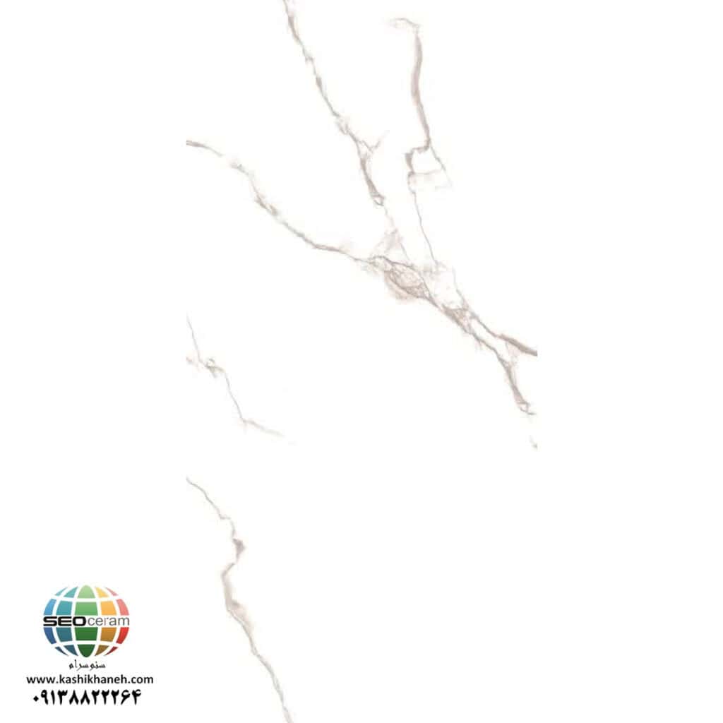 سرامیک خاک قرمز کلکته براق کاشی ماهان سرام سرامیک خاک قرمز کلکته براق کاشی ماهان سرام یکی از گزینههای جذاب برای افرادی است که به دنبال سرامیکی با ظاهر سنگ طبیعی، زمینه روشن و طراحی مدرن هستند. سرامیک خاک قرمز کلکته براق کاشی ماهان سرام در ابعاد 120×60 سانتیمتر تولید شده و ترکیب زمینه سفید با رگههای طوسی تیره، ظاهری شبیه به سنگهای کلکته ایجاد میکند. طرحهای سنگی در سالهای اخیر جایگاه ویژهای در طراحی داخلی پیدا کردهاند. دلیل این موضوع را میتوان در ظاهر طبیعی، قابلیت هماهنگی با سبکهای مختلف و امکان استفاده از آنها در فضاهای متنوع جستجو کرد. در سرامیک خاک قرمز کلکته براق کاشی ماهان سرام، رگههای طوسی تیره روی زمینه سفید قرار گرفتهاند و همین تضاد رنگی باعث میشود سطح دیوار از حالت کاملاً ساده خارج شود. لعاب براق نیز با انعکاس نور، جلوه بیشتری به طرح سنگ میدهد.