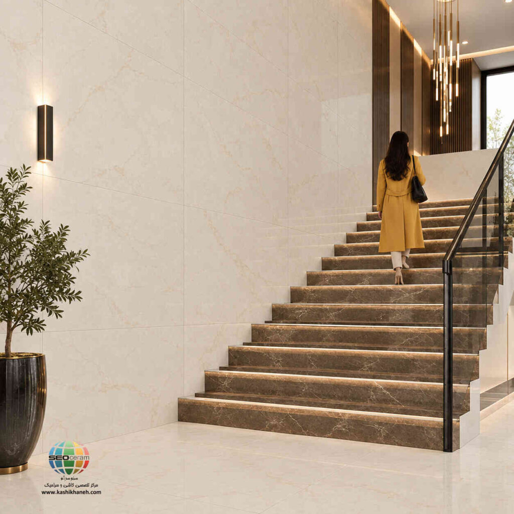 سرامیک خاک قرمز مارینا روشن براق کاشی ماهان سرام سرامیک خاک قرمز مارینا روشن براق کاشی ماهان سرام با سایز 120×60 سانتیمتر، گزینهای با زمینه روشن و سطح براق است که میتواند در بخشهای مختلف ساختمان مورد استفاده قرار گیرد. رنگ روشن سرامیک خاک قرمز مارینا روشن براق کاشی ماهان سرام باعث میشود امکان هماهنگی آن با طیف گستردهای از رنگها و متریالها وجود داشته باشد. در این مقاله، ویژگیهای ظاهری سرامیک خاک قرمز مارینا روشن براق کاشی ماهان سرام ، مزایای استفاده از آن و مهمتر از همه کاربردهای آن در بدنه پارکینگ، بدنه راه پله، فضاهای تجاری و اداری و همچنین حمام و سرویس بهداشتی بررسی میشود. انتخاب پوشش مناسب برای بدنه ساختمان، یکی از بخشهای مهم در طراحی و تکمیل پروژههای ساختمانی است. بدنه پارکینگ، راه پله، لابی، راهروهای اداری و تجاری، حمام و سرویس بهداشتی هرکدام شرایط متفاوتی دارند و انتخاب سرامیک برای آنها باید با توجه به ظاهر، ابعاد، شرایط محیط و مشخصات فنی محصول انجام شود.