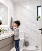 سرامیک خاک قرمز روژین براق کاشی ماهان سرام سرامیک خاک قرمز روژین براق کاشی ماهان سرام با ابعاد 120×60 سانتیمتر، یکی از گزینههایی است که میتوان برای چنین فضاهایی در نظر گرفت. سرامیک خاک قرمز روژین براق کاشی ماهان سرام ، دارای زمینهای بسیار روشن با رگههای طوسی و خاکستری ملایم است. ترکیب این زمینه روشن با طرح سنگی ظریف، ظاهری آرام و مدرن به سطح میدهد. ابعاد 120×60 سانتیمتر نیز باعث میشود سرامیک خاک قرمز روژین براق کاشی ماهان سرام نسبت به ابعاد کوچکتر، سطح بیشتری را با تعداد قطعات کمتر پوشش دهد. به همین دلیل، برای دیوارهای وسیع پارکینگ، راه پله و برخی فضاهای تجاری میتواند کاربردی باشد. انتخاب سرامیک مناسب برای دیوارهای داخلی و فضاهای کاربردی، علاوه بر زیبایی، به دوام، قابلیت نظافت، هماهنگی با محیط و نوع کاربری بستگی دارد. در فضاهایی مانند پارکینگ، راه پله، حمام، سرویس بهداشتی و محیطهای تجاری، پوشش دیوار باید علاوه بر ظاهر مناسب، امکان نظافت و نگهداری آسانی نیز داشته باشد.