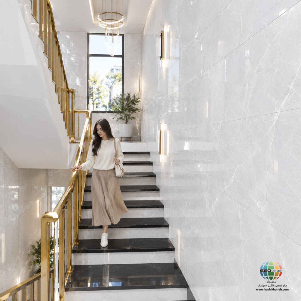 سرامیک خاک قرمز مانیل روشن براق کاشی ماهان سرام؛ معرفی و کاربرد سرامیک خاک قرمز مانیل روشن براق کاشی ماهان سرام در سایز 120×60 سانتیمتر، محصولی با ظاهر بسیار روشن و طرحی نزدیک به سنگ طبیعی است. همانطور که در تصویر سرامیک خاک قرمز مانیل روشن براق کاشی ماهان سرام مشاهده میشود، زمینه سرامیک روشن است و رگههای سفید و ظریف در بخشهای مختلف آن دیده میشود. این ترکیب باعث شده ظاهر سرامیک خاک قرمز مانیل روشن براق کاشی ماهان سرام در عین سادگی، دارای جزئیات بصری باشد. رنگ روشن سرامیک نیز امکان هماهنگ کردن آن با طیف گستردهای از رنگها و متریالهای دکوراسیون را فراهم میکند. به همین دلیل میتوان سرامیک خاک قرمز مانیل روشن براق کاشی ماهان سرام را برای انواع طراحیهای مدرن، مینیمال و ساده بررسی کرد. استفاده از آن برای بدنه فضاهای مختلف میتواند به ایجاد سطحی روشن و منظم کمک کند. انتخاب پوشش مناسب برای دیوارهای ساختمان، تأثیر زیادی بر ظاهر نهایی فضا دارد. رنگ، طرح، ابعاد و نوع سطح سرامیک از جمله عواملی هستند که باید هنگام خرید مورد توجه قرار بگیرند. بهخصوص زمانی که قرار است سرامیک در فضاهایی مانند حمام، سرویس بهداشتی، راهپله، مغازه، تراس یا پارکینگ اجرا شود، علاوه بر ظاهر، شرایط محل نصب نیز اهمیت پیدا میکند.
