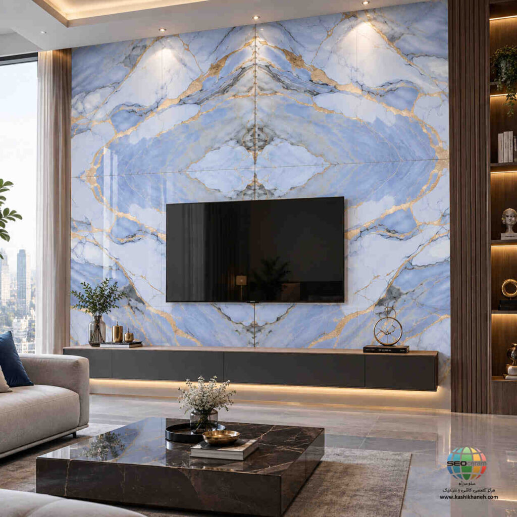 سرامیک خاک قرمز مرسا آبی براق کاشی ماهان سرام؛ انتخابی برای دیوارهای شاخص.سرامیک خاک قرمز مرسا آبی براق کاشی ماهان سرام با ترکیب زمینههای سفید و آبی، رگههای طبیعی با رنگهای خاکستری و طلایی و سطح براق، از محصولاتی است که بیشتر برای ایجاد جلوه دکوراتیو و شاخص در فضا مورد توجه قرار میگیرد.ابعاد 120×60 سانتیمتر باعث میشود سرامیک خاک قرمز مرسا آبی براق کاشی ماهان سرام روی دیوار، سطح یکپارچهتری ایجاد کند و تعداد بندهای قابل مشاهده نسبت به قطعات کوچکتر کاهش پیدا کند. از طرف دیگر، قابلیت اجرای این طرح به صورت فورمچ باعث میشود ترکیب چند قطعه در کنار یکدیگر، جلوه تصویری منسجمتری ایجاد کند.در طراحی داخلی، همه دیوارها قرار نیست نقش یکسانی داشته باشند. گاهی یک دیوار به عنوان نقطه کانونی فضا طراحی میشود تا نگاه مخاطب را به خود جلب کند و شخصیت اصلی دکوراسیون را شکل دهد. در چنین شرایطی استفاده از یک سرامیک با طرح خاص میتواند تأثیر بسیار زیادی بر نتیجه نهایی داشته باشد