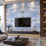 سرامیک خاک قرمز مرسا آبی براق کاشی ماهان سرام؛ انتخابی برای دیوارهای شاخص .سرامیک خاک قرمز مرسا آبی براق کاشی ماهان سرام با ترکیب زمینههای سفید و آبی، رگههای طبیعی با رنگهای خاکستری و طلایی و سطح براق، از محصولاتی است که بیشتر برای ایجاد جلوه دکوراتیو و شاخص در فضا مورد توجه قرار میگیرد. ابعاد 120×60 سانتیمتر باعث میشود سرامیک خاک قرمز مرسا آبی براق کاشی ماهان سرام روی دیوار، سطح یکپارچهتری ایجاد کند و تعداد بندهای قابل مشاهده نسبت به قطعات کوچکتر کاهش پیدا کند. از طرف دیگر، قابلیت اجرای این طرح به صورت فورمچ باعث میشود ترکیب چند قطعه در کنار یکدیگر، جلوه تصویری منسجمتری ایجاد کند. در طراحی داخلی، همه دیوارها قرار نیست نقش یکسانی داشته باشند. گاهی یک دیوار به عنوان نقطه کانونی فضا طراحی میشود تا نگاه مخاطب را به خود جلب کند و شخصیت اصلی دکوراسیون را شکل دهد. در چنین شرایطی استفاده از یک سرامیک با طرح خاص میتواند تأثیر بسیار زیادی بر نتیجه نهایی داشته باشد