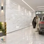 سرامیک خاک قرمز نانسی براق کاشی ماهان سرام سرامیک خاک قرمز نانسی براق کاشی ماهان سرام با ابعاد 120×60 سانتیمتر، یکی از گزینههایی است که میتواند در طراحی دیوارهای داخلی و فضاهای مختلف معماری مورد توجه قرار گیرد. سرامیک خاک قرمز نانسی براق کاشی ماهان سرام دارای زمینهای روشن با ظاهر سنگی و رگههایی در طیف خاکستری، کرم و طلایی است. ترکیب زمینه سفید و رگههای ظریف باعث میشود محصول بتواند در کنار متریالهایی مانند چوب، فلز، شیشه و رنگهای خنثی مورد استفاده قرار بگیرد. انتخاب سرامیک مناسب برای دیوار، فقط به رنگ و طرح محصول محدود نمیشود. ابعاد، میزان براقیت، نوع طرح، تعداد فیسها و هماهنگی سرامیک با سبک معماری فضا، همگی در نتیجه نهایی طراحی تأثیر دارند. یکی از ویژگیهای مهم سرامیک خاک قرمز نانسی براق کاشی ماهان سرام، سهفیس بودن آن است. وجود سه فیس متفاوت کمک میکند سطح اجراشده حالت یکنواخت و تکراری پیدا نکند و چیدمان قطعات، جلوه طبیعیتری ایجاد کند.